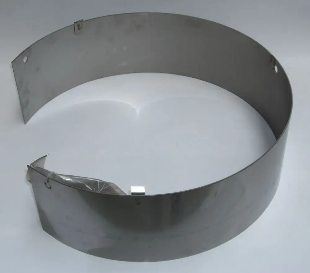 Brennkammerring aus Metall mit an einer Stelle abgerundeter Kante und Löchern zur Befestigung, hergestellt von Daikin, geeignet für Öl-Brennwertgeräte.
